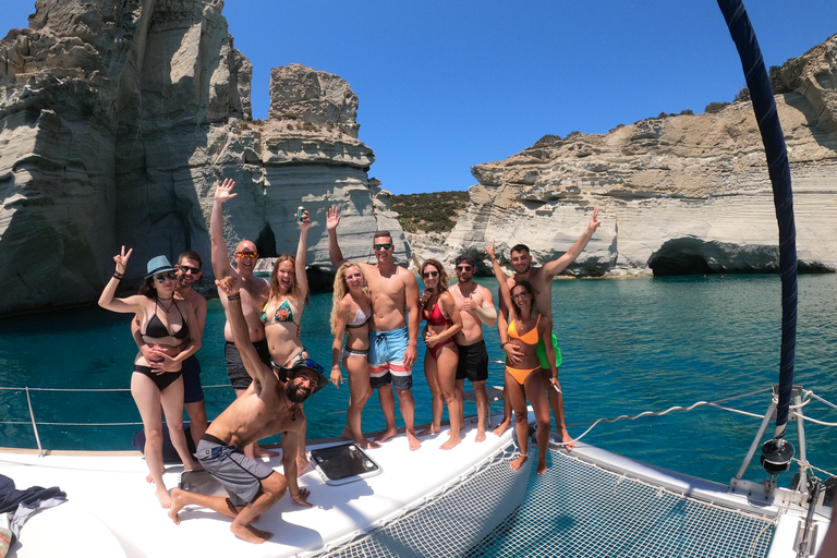 Milos : Croisière d'une journée en catamaran avec paddle board