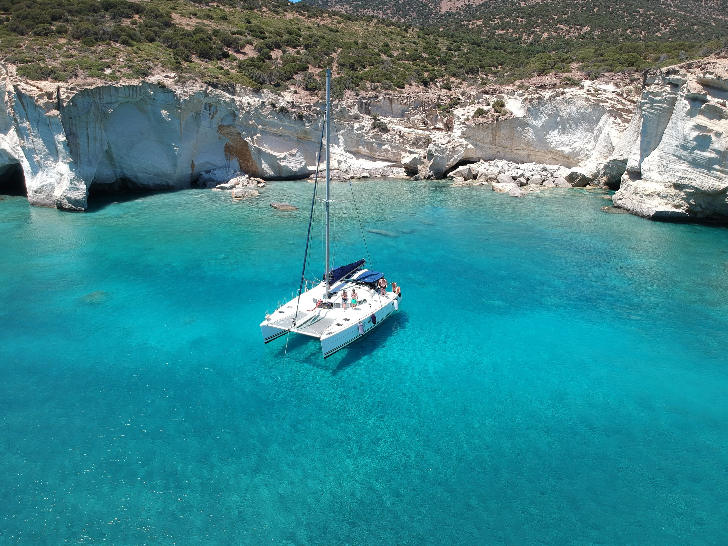 Milos: Ganztägige Katamaran-Kreuzfahrt mit Paddle Board
