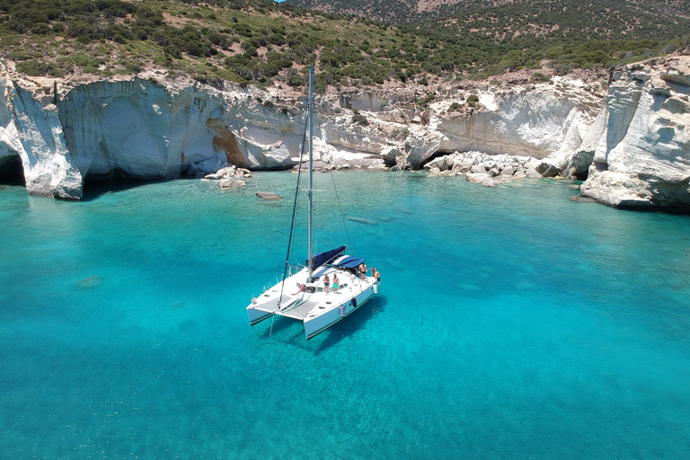 Milos: catamarancruise van een hele dag met paddleboard