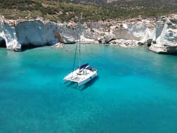Milos: Passeio de Catamarã de dia inteiro com Paddle Board