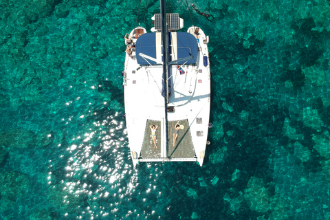 Milos : Croisière d'une journée en catamaran avec paddle board