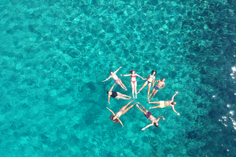 Milos : Croisière d'une journée en catamaran avec paddle board