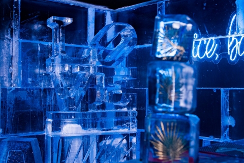 Icebarcelona: Die Bar aus Eis am Strand