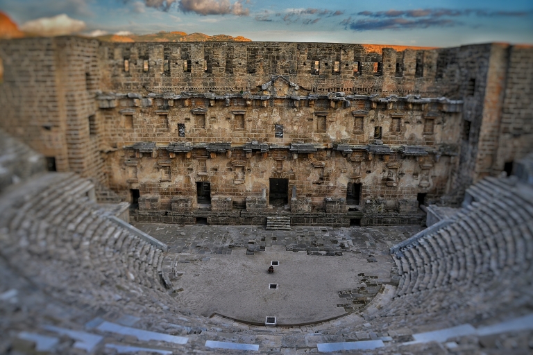 Prywatna 2-godzinna wycieczka na jawie po rzymskim teatrze i AlcazabiePrywatna 2-godzinna wycieczka po teatrze rzymskim i Alcazabie