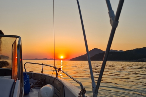Dubrovnik: Private Sonnenuntergangs-Kreuzfahrt auf dem Meer mit Wein