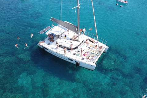 Da Rodi: Crociera privata in catamarano tutto inclusoRodi: crociera in catamarano privato a vela all-inclusive