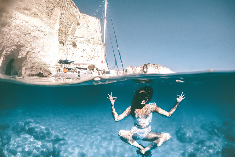 Adamantas : croisière touristique en voilier à MilosOuest de Milos et grottes : voilier en petit groupe