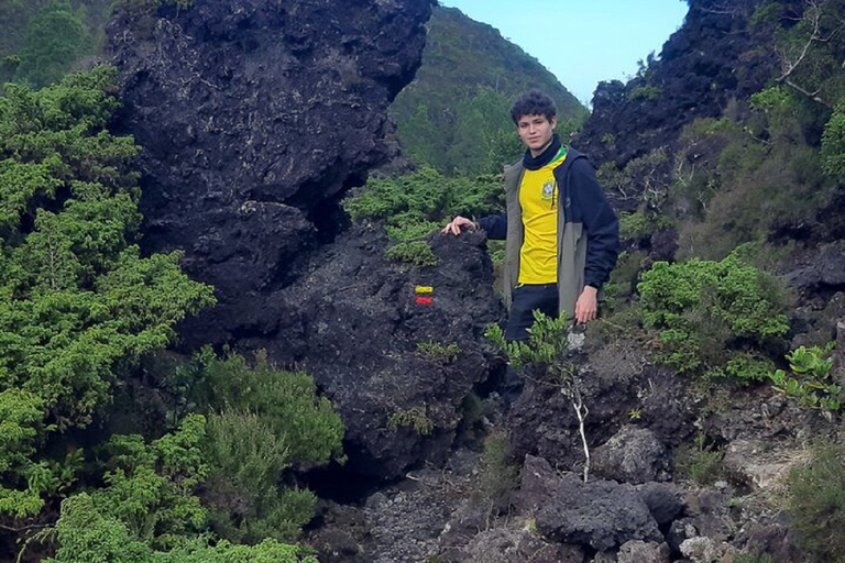 Ruta de Senderismo Misterios OscurosDesde Angro do Heroismo: Caminata por el Sendero de los Misterios Oscuros