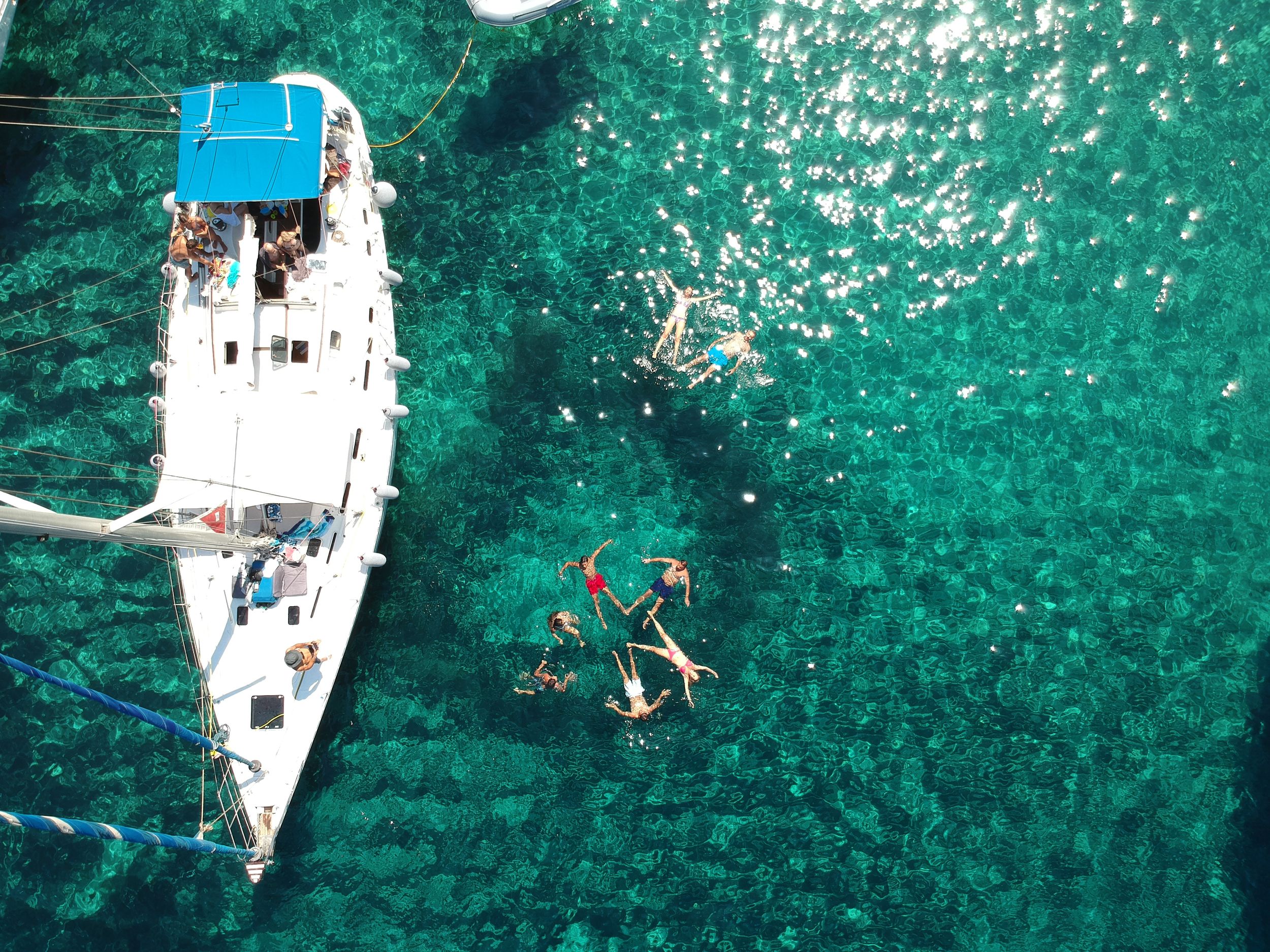 Milos: Ganztägige Bootsfahrt nach Milos und Polyegos