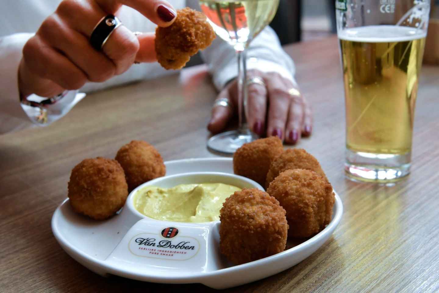 Amsterdam: Private Canal Cruise with Drinks and Snacks