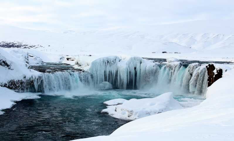 Van Akureyri: Goðafoss en Húsavík Tour met Geosea-baden