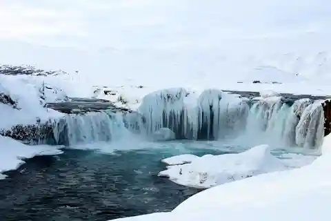 Från Akureyri: Utflykt till Goðafoss och Húsavík med Geosea Baths