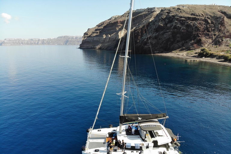 Santorini: Crucero en catamarán con almuerzo, bebidas y visita a Oia