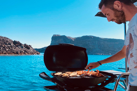 Santorin: Katamaran-Kreuzfahrt mit Mittagessen, Getränken und Oia-Besuch