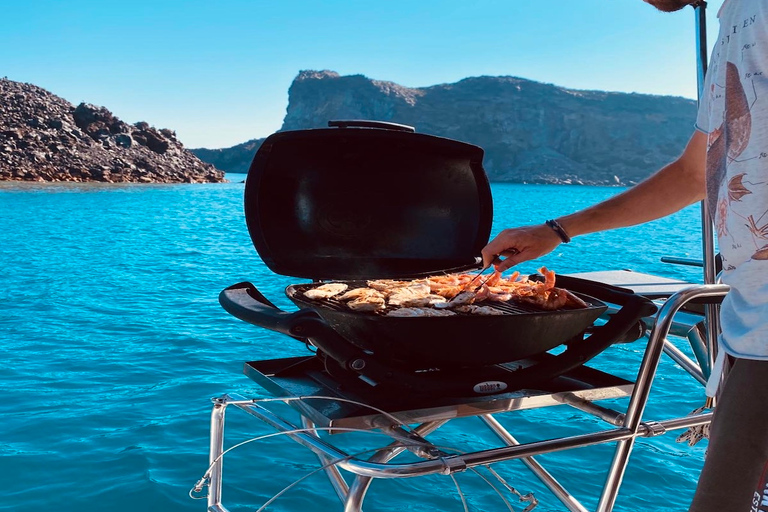 Santorin: Katamaran-Kreuzfahrt mit Mittagessen, Getränken und Oia-Besuch