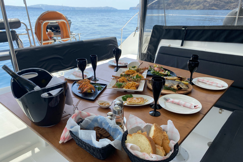 Santorini: Katamarankryssning med lunch, drinkar och besök i OiaDagskryssning med lunch och dryck