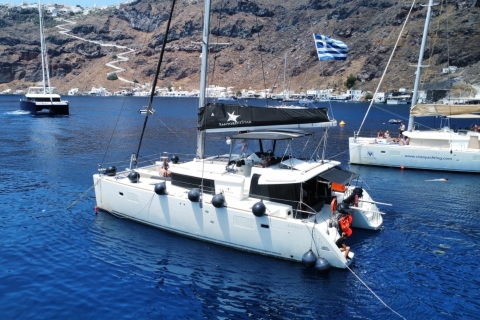 Santorini: Crucero en catamarán con almuerzo, bebidas y visita a Oia