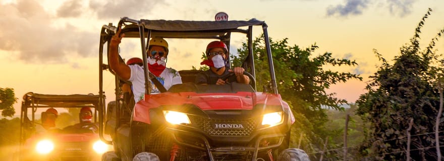 Punta Cana : Excursion en buggy au coucher du soleil avec baignade dans les grottes et spectacle de danse