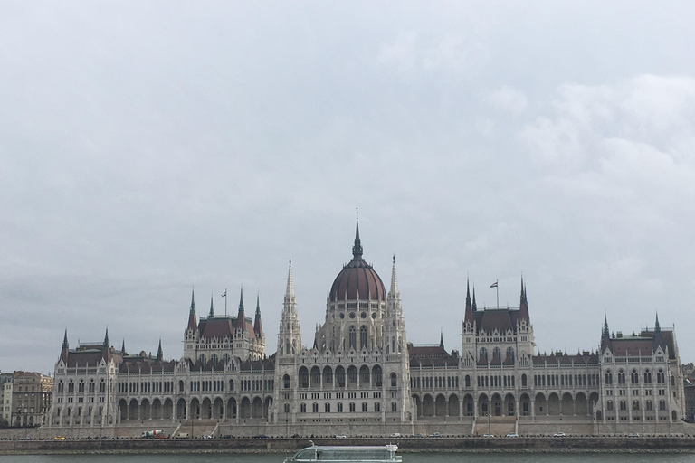 Budapest: Private Sightseeing Walking Tour with Local Guide