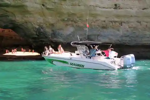 From Portimão: Private Benagil Caves Boat Tour with Drinks
