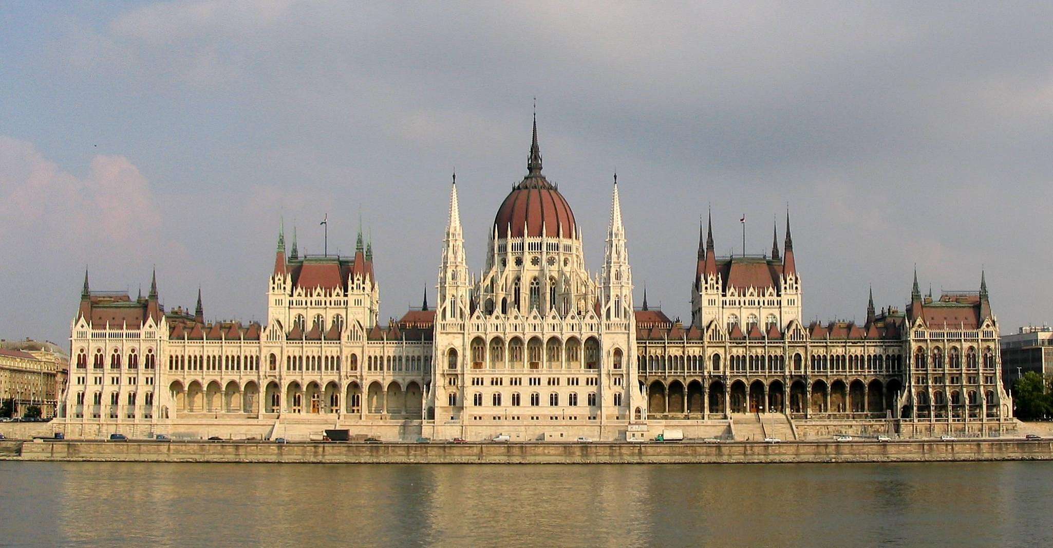 Budapest: Private Walking Tour of City with Spanish Guide