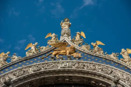 Venedig: Dogenpalast mit Markusdom und Gondeln