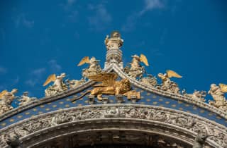 Venedig: Dogenpalast mit Markusdom und Gondeln