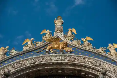 Venedig: Dogepaladset med Markuskirken og gondoler