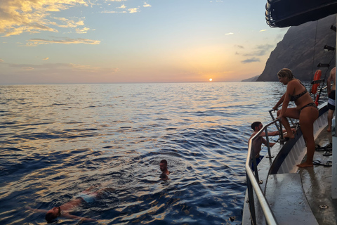 Funchal: Sunset Tour on Traditional Madeiran Boat w/ Drinks