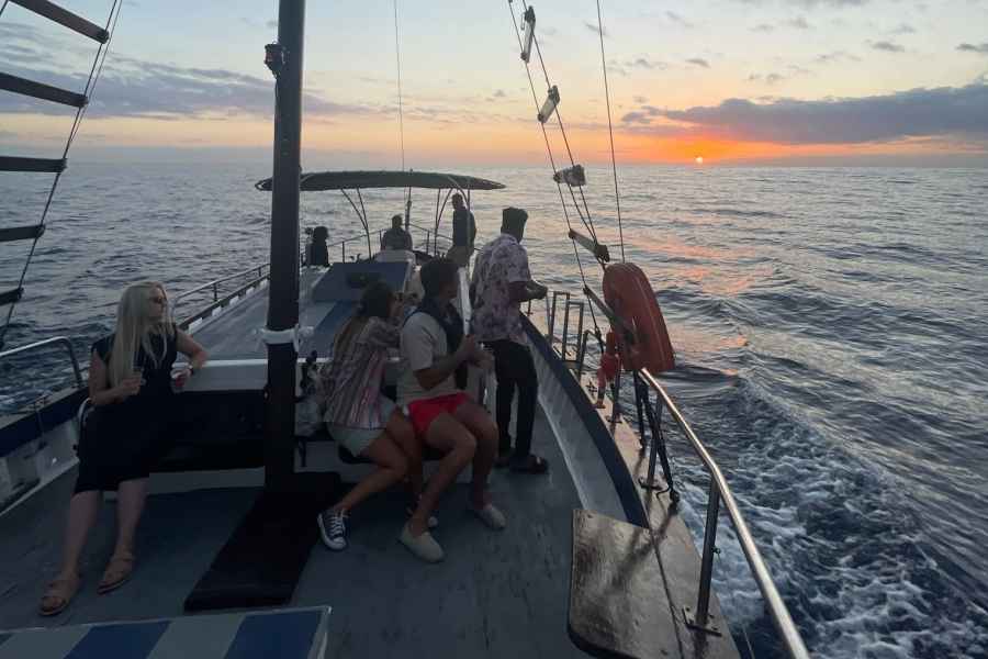 Funchal: Tour bei Sonnenuntergang auf einem traditionellen madeirensischen Boot mit Getränken