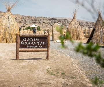 Baku: Half-Day Gobustan and Mud Volcanoes Tour with Entry