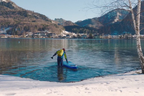 Fuschlsee: Zimowy paddleboard i herbata z przewodnikiemFuschlsee: zimowa deska z wiosłem na stojąco i herbata z przewodnikiem