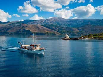 Argostoli: Full-Day Traditional Boat Cruise with Lunch