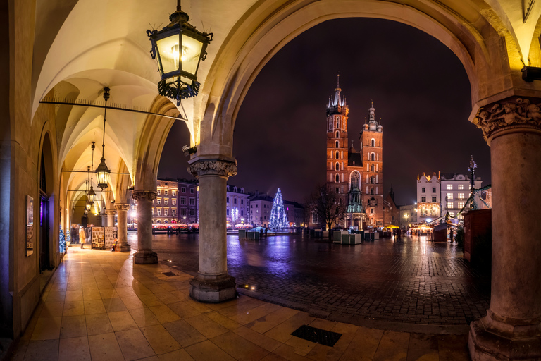 Visita nocturna a pie por Cracovia con Historias EspeluznantesVisita nocturna a pie por Cracovia con historias espeluznantes en inglés