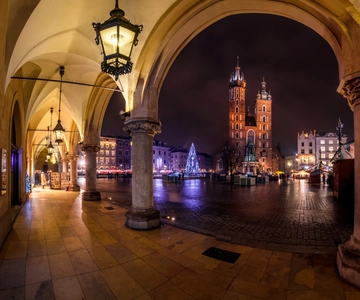 Krakow: Evening Walking Tour with Spooky Stories