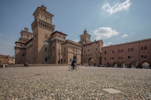 Ferrara: City Highlights Walking Tour in Italian