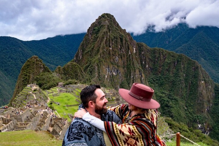 Desde Cusco: Excursión guiada de 2 días a Machu Picchu con trasladosTren y Hotel Vistadome Superior