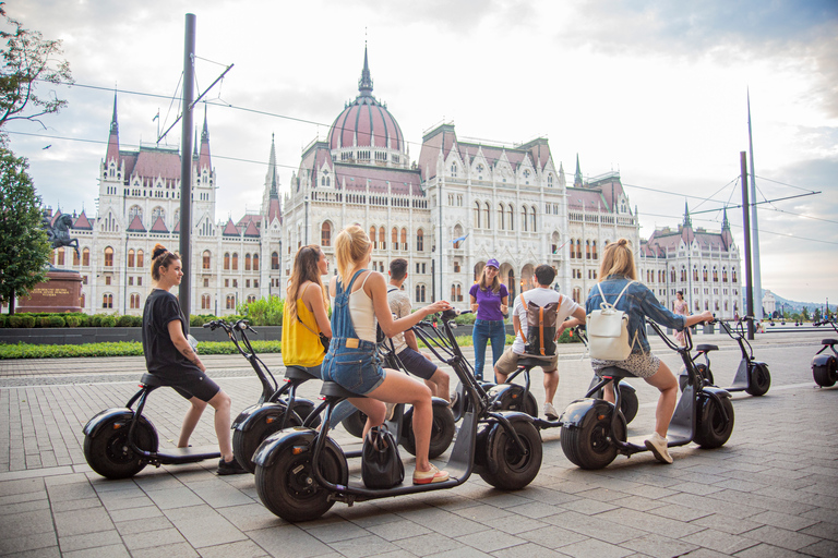 Principais pontos turísticos do centro de Pest em e-scooters incl. ParlamentoBudapeste: excursão de scooter elétrica pelo centro de Pest com um guia local