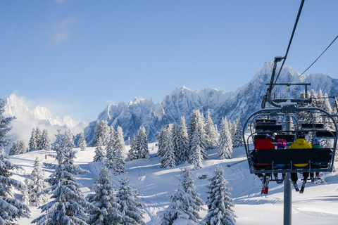 Depuis Genève : journée complète de ski à ChamonixJournée de ski et télécabine à l'Aiguille du Midi