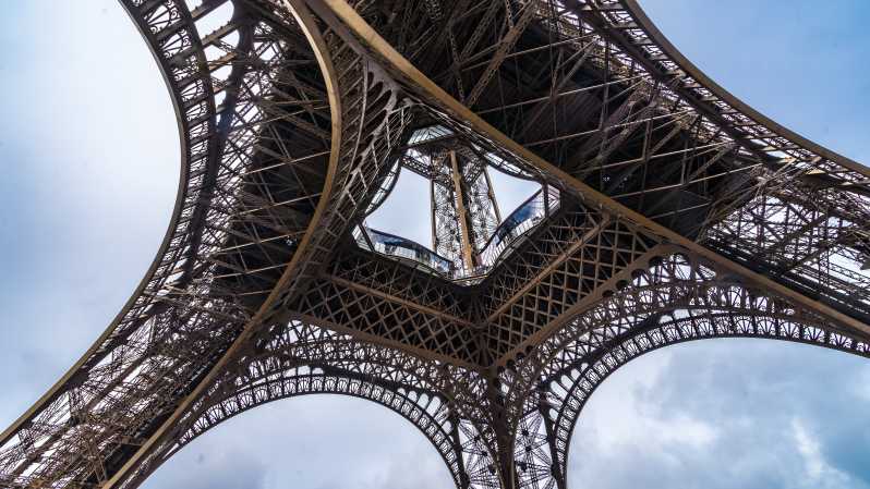 vil gøre Svane handling Eiffeltårnet: Trappeadgang til 2. sal - guide og topmulighed | GetYourGuide