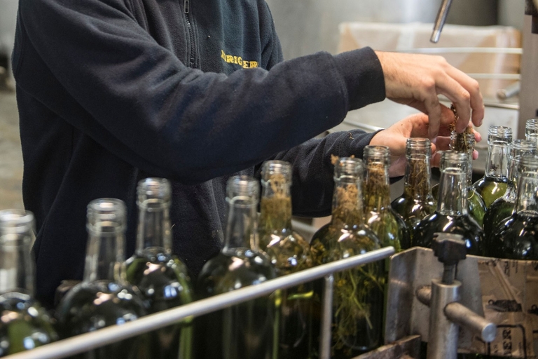 Mahón: Visita a la destilería de ginebra con degustación y aperitivosVisita a una destilería de ginebra en español con degustación y aperitivos