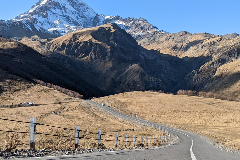 Från Tbilisi: Tur till Kazbegi - Zhinvali - Ananuri - GudauriKazbegi: Tur från Tbilisi till Kaukasusbergen