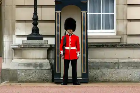 The Changing of the Guard Experience with Thames Boat ride