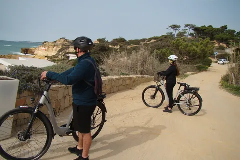 Albufeira: noleggio di biciclette elettriche per 4 o 6 ore con consegna in hotel