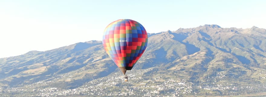 Otavalo : vol en montgolfière au lever du soleil au-dessus de Lago San Pablo