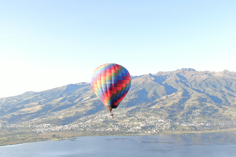 Otavalo : vol en montgolfière au lever du soleil au-dessus de Lago San Pablo