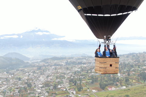 Otavalo : vol en montgolfière au lever du soleil au-dessus de Lago San Pablo