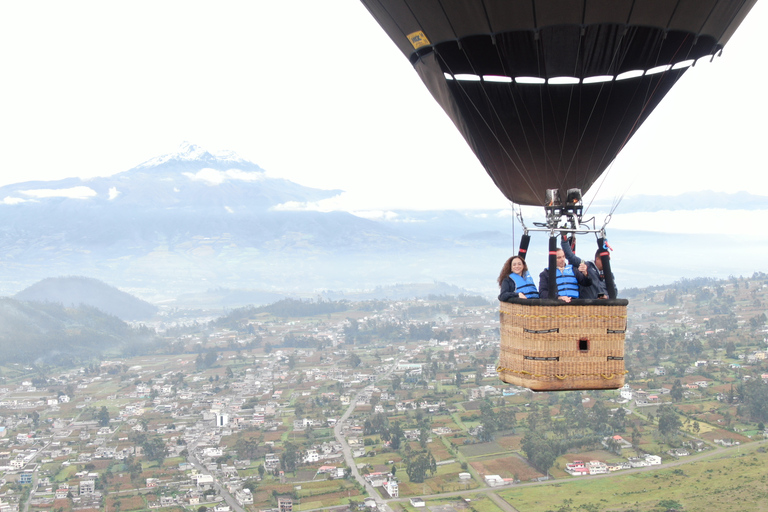 Otavalo: Passeio de balão de ar quente ao nascer do sol sobre o Lago San Pablo