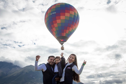 Otavalo: Passeio de balão de ar quente ao nascer do sol sobre o Lago San Pablo