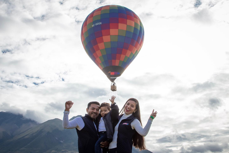 Otavalo : vol en montgolfière au lever du soleil au-dessus de Lago San Pablo